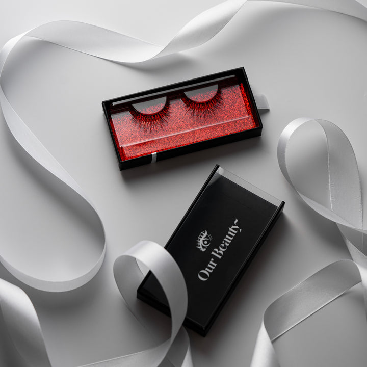 Unsere Beauty Honey Produktverpackung in Schwarz und Rot, präsentiert auf grauem Hintergrund.